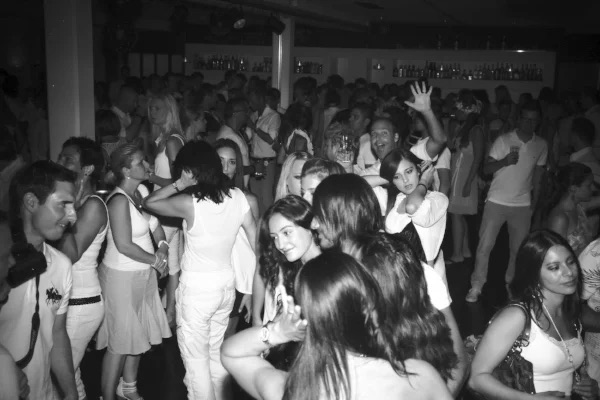 Volle Tanzfläche an der Gloria per Berna by GluGlu Party