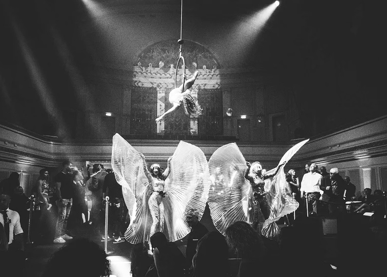 Bühnenshow mit Luftakrobatik an der Gloria per Berna by GluGlu Party
